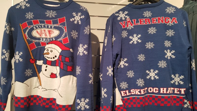 Her kan du imponere på julebordet. Denne freshe julegenseren får du til den nette sum av 499,-