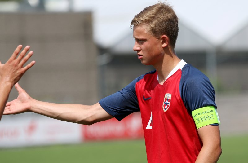 Brage Skaret med kapteinsbindet for Norge (Foto: NFF)