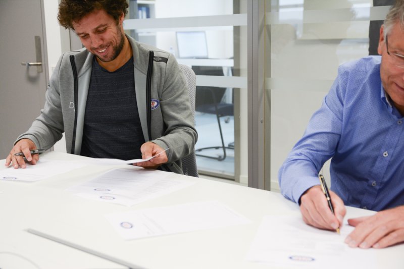 Partneransvarlig i Vålerenga, Freddy dos Santos er strålende fornøyd med signeringen av Selvaag Bolig (Foto: Selvaag)