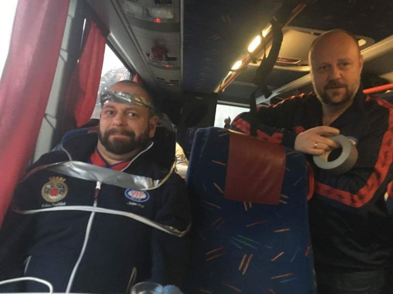 For å unngå en ny fergesmell, ble Lasse teipa fast til bussetet før overfarten til Mannheller (Foto: Privat)