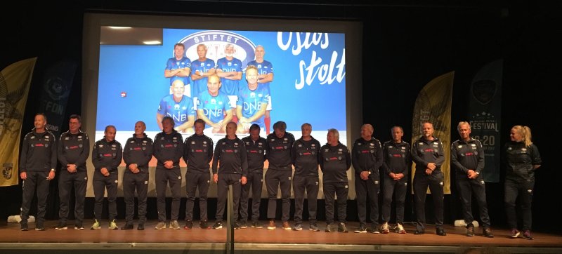 Vålerenga Gåfotball presentert på scena under åpningsseremonien i Amsterdam