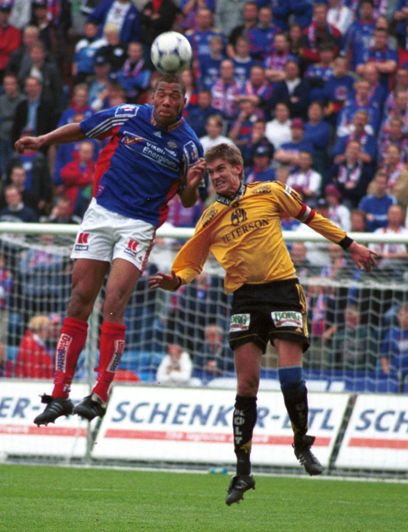 John Carew i aksjon på Ullevaal stadion i 1999