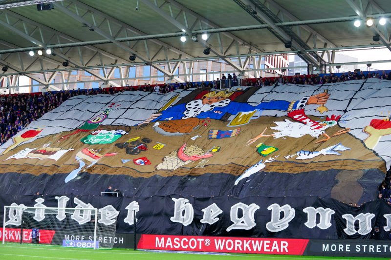 ØSTBLOKKA med en enorm TIFO før avspark (Foto: Terje Bendiksby / NTB)