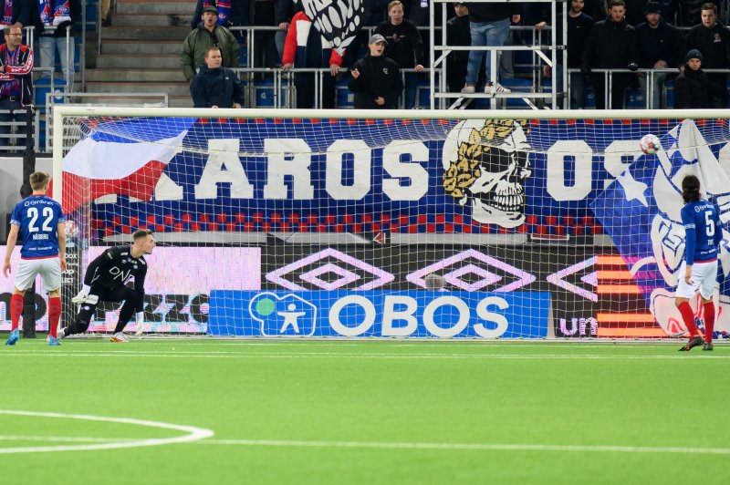 Espejords forsøk før pause traff stengene på begge sider (Foto: Morten Mitchell Larød / SPORTFOTO)