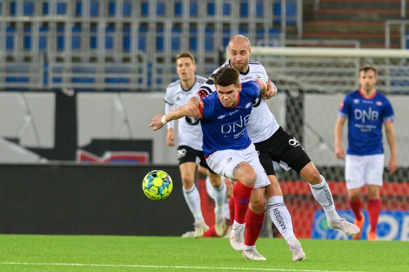 Kjartansson i duell med Tore Reginiussen (Foto: Morten Mitchell Larød / SPORTFOTO)