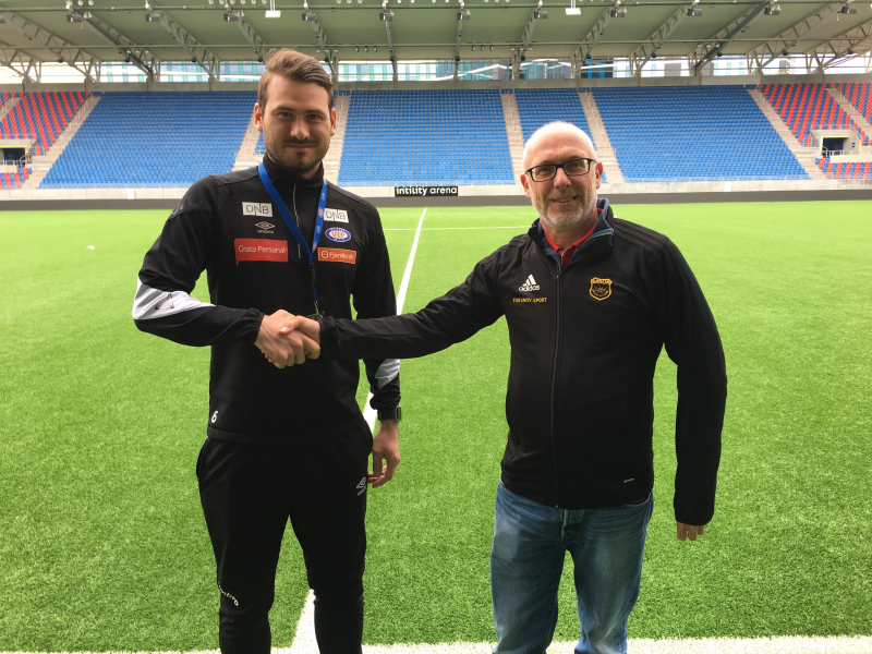 Samarbeidsansvarlig i Vålerenga, Simen Moe og styrleder i Bærum SK Carl Christian Wissman (Foto: Vålerenga)