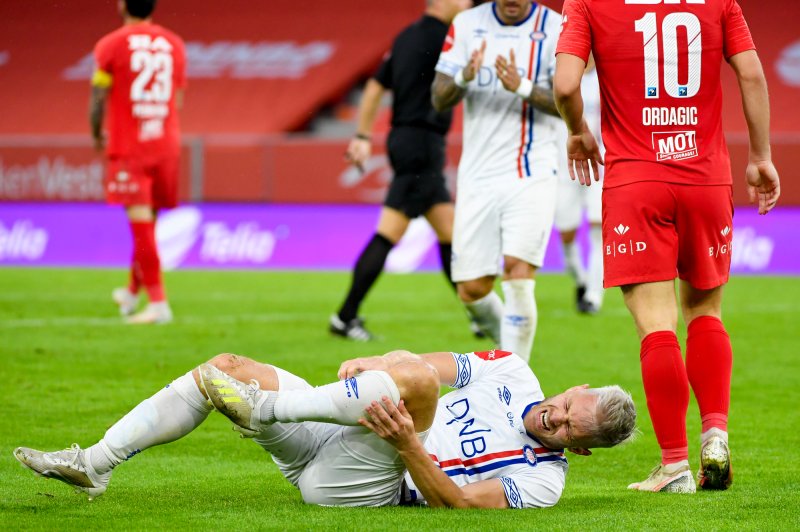 Matthías Vilhjálmsson skaffa straffe like etter pause på Brann stadion (Foto: Marit Hommedal / NTB scanpix)