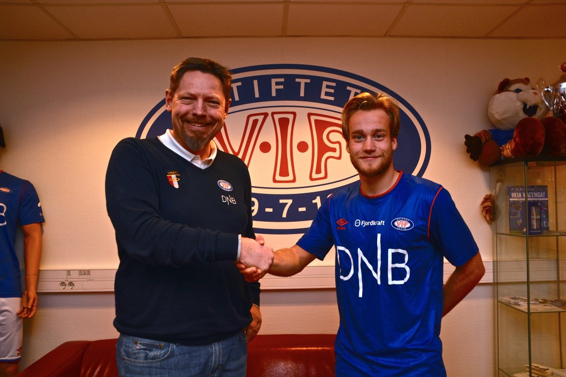 På bilde: Daglig leder i Vålerenga Fotball Elite, Erik Espeseth og Vålerengas nysignering Bård Finne