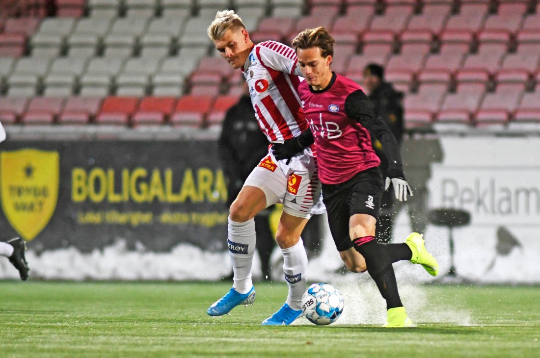 Tromsøs Eric Smith i duell med Vålerengas Felix Myhre i kampen mellom Tromsø og Vålerenga. Foto: Rune Stoltz Bertinussen / NTB scanpix