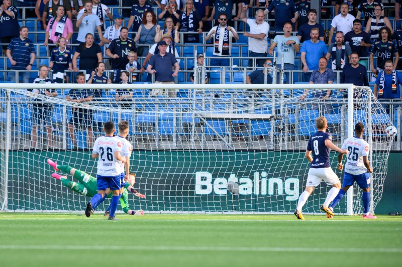 Fred Friday limte ballen i krysset (Foto: Morten Mitchell Larød / SPORTFOTO)