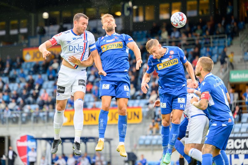 Det var mye dueller og lite finspill før pause. (Foto: Morten Mitchell Larød / SPORTFOTO)