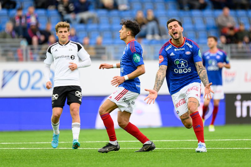 Aron Dønnum fortviler etter forspilte sjanser (Foto: Morten Mitchell Larød / SPORTFOTO)