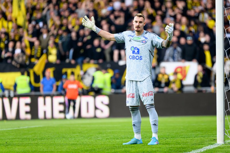 Kjetil Haug måtte plukke to baller ut av nettet før pause (Foto: Morten Mitchell Larød / SPORTFOTO)