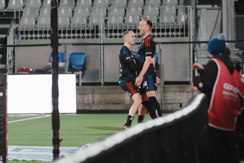 Gjengaar og Nielsen jubler for redusering (Foto: Kim Erik Eriksen)