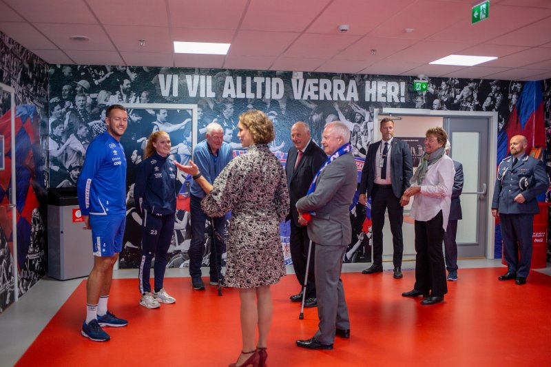 Mottakelsen i spillerslusa (Foto: Javad Parsa)