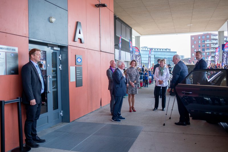 Kong Harald ankommer Intility Arena (Foto: Javad Parsa)