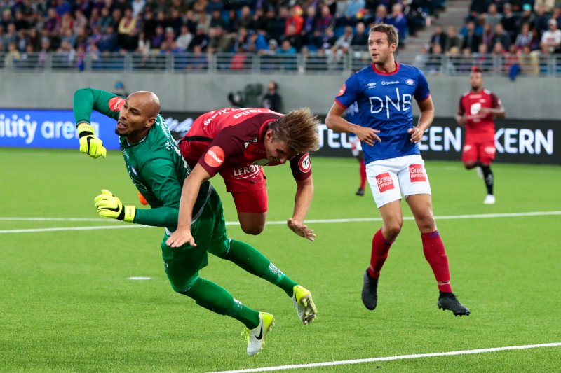 Adam Larsen Kwarasey med en av flere gode redninger i førsteomgangen mot Brann på Intility Arena søndag kveld. (Foto: Lise Åserud / NTB scanpix)