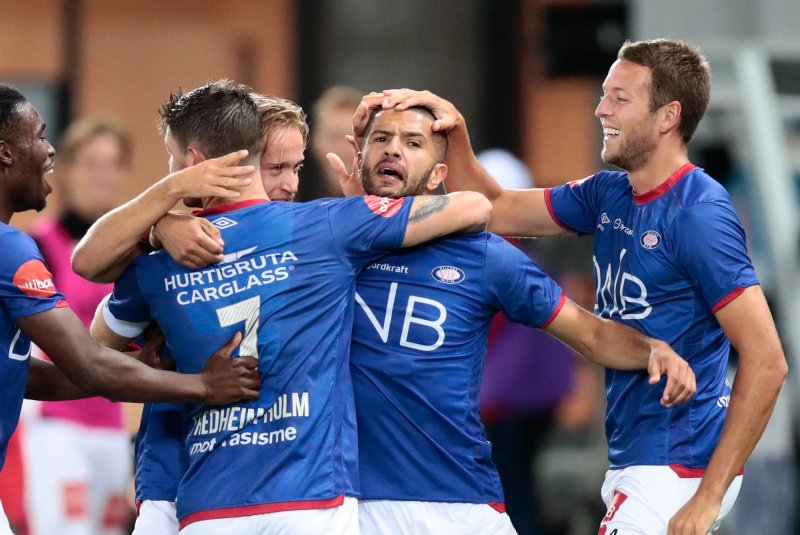 Amin Nouri feires etter sin første scoring for Vålerenga (Foto: Lise Åserud / NTB scanpix)