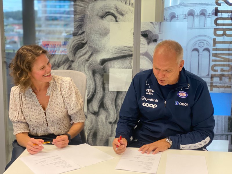 Styrleder Tuva Ørbech Sørheim og Dag-Eilev Fagermo signerer kontrakten som binder han til klubben ut 2024 (Foto: VIF Media)