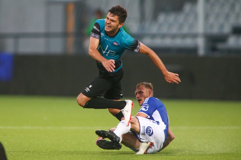 Fredrik Oldrup Jensen var solid i sin første kamp for Vålerenga. Her blir han taklet av S08s Jonathan Lindseth (Foto: Christoffer Andersen / NTB scanpix)