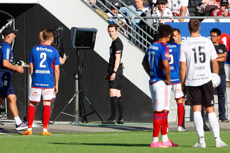 Den andre av to VAR-situasjoner på Skagerak Arena søndag kveld (Foto: Tor Erik Schrøder / NTB)