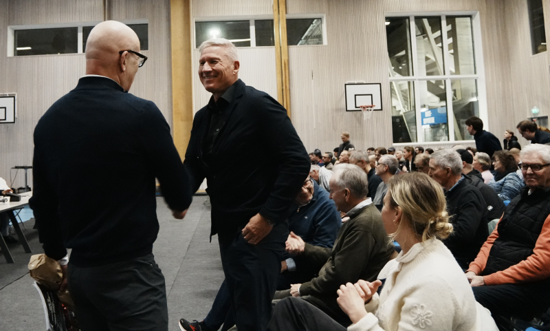 Avtroppende styreleder Thor Gjermund Eriksen og påtroppende styreleder Søren Eriksen (Foto: Vålerenga)