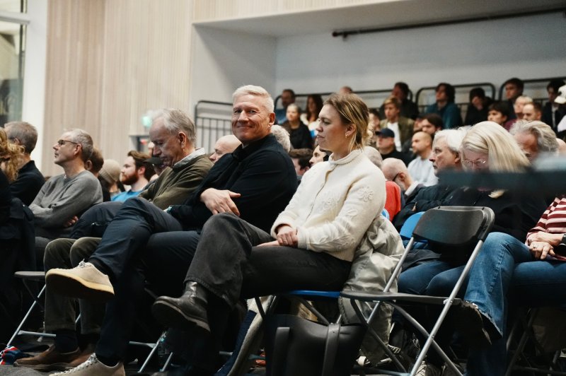 Søren Eriksen på første rad under mandagens årsmøte (Foto: Vålerenga)