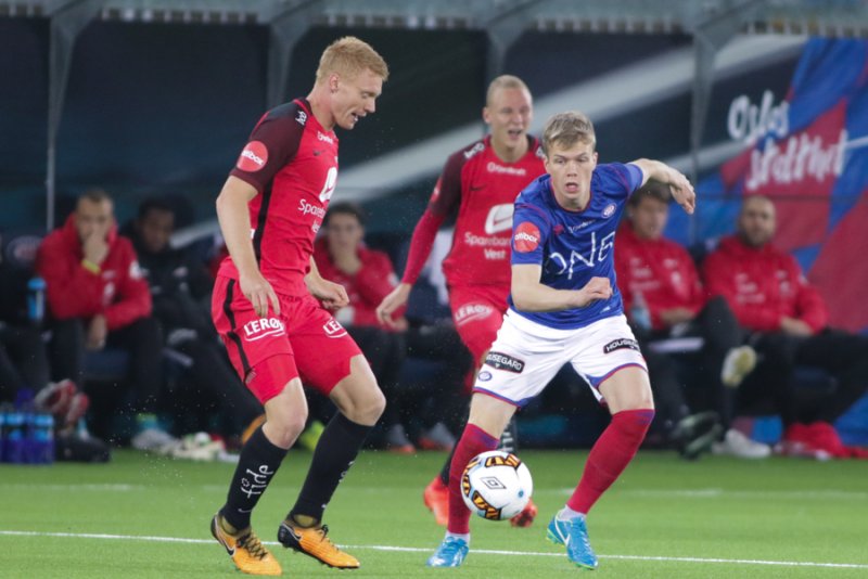 Samúel Kári Friðjónsson scora sitt første mål for Vålerenga i 2-1-seieren over Brann søndag. Her i duell med tidligere Vålerenga-spiller Sivert Heltne Nilsen (Foto: grydis.no)