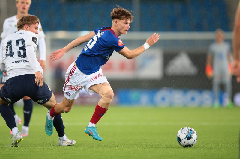 Odin Thiago Holm sendte Vålerenga i ledelsen mot Strømsgodset (Foto: Christoffer Andersen / NTB)