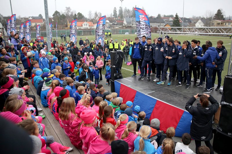 Alle spillerne blir introdusert for barna før fotballtreninga begynner (Foto: Cato Ingebrigtsen)