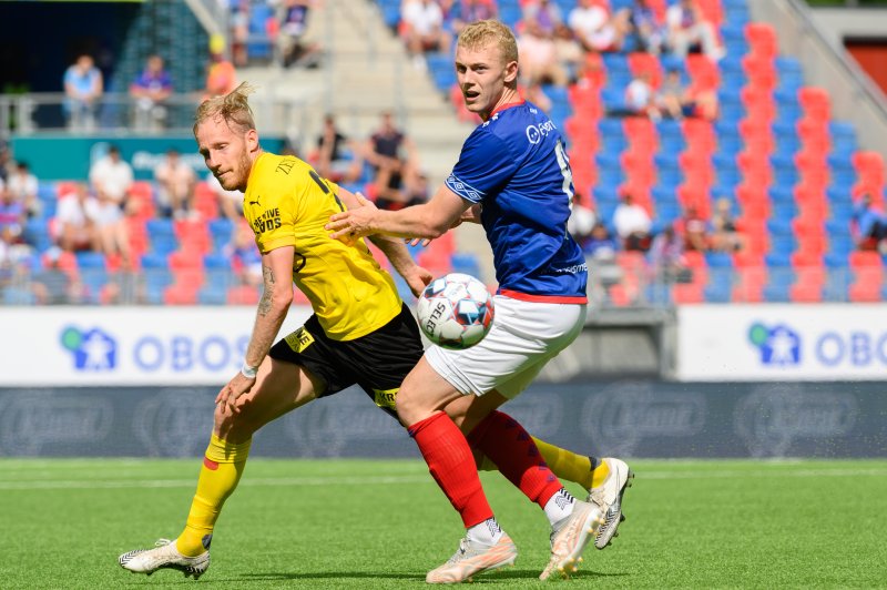 Henrik Bjørdal i duell med Gjermund Aasen (Foto: Morten Mitchell Larød / SPORTFOTO)