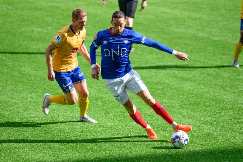 Amor Layouni i farta mot FK Jerv (Foto: Morten Mitchell Larød / SPORTFOTO)
