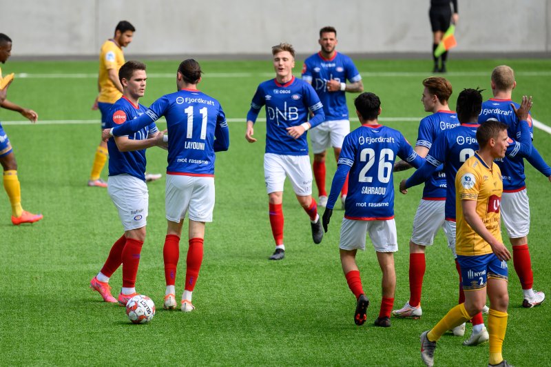 Amor Layouni gratuleres etter å ha scora sitt første mål i kongeblått (Foto: Morten Mitchell Larød / SPORTFOTO)