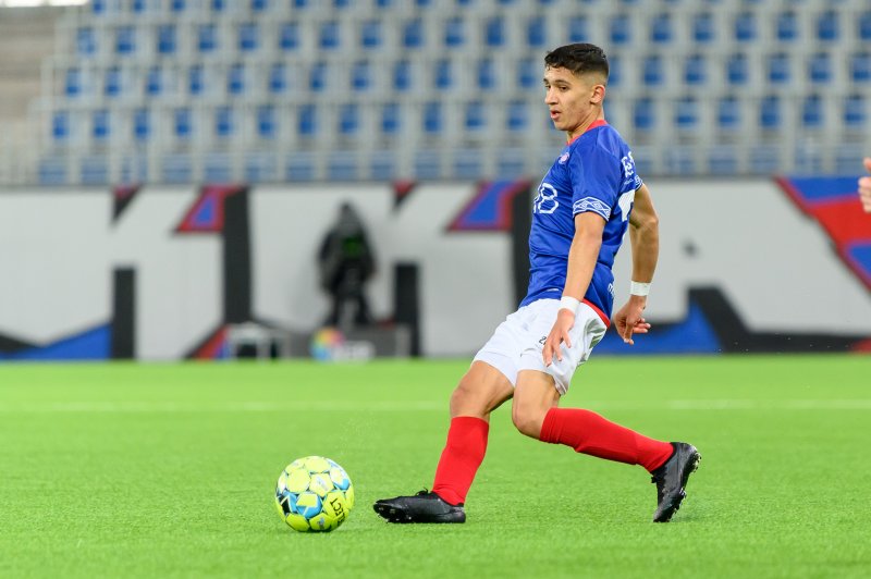 Osame Sahraoui starta kampen på benken, men kom inn etter pause og satte fart på Vålerenga (Foto: Morten Mitchell Larød / SPORTFOTO)