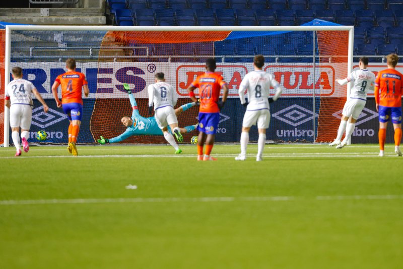 Dønnum erstatta Kjartansson som straffeskytter og gjorde det han skulle (Foto: Svein Ove Ekornesvåg / NTB)