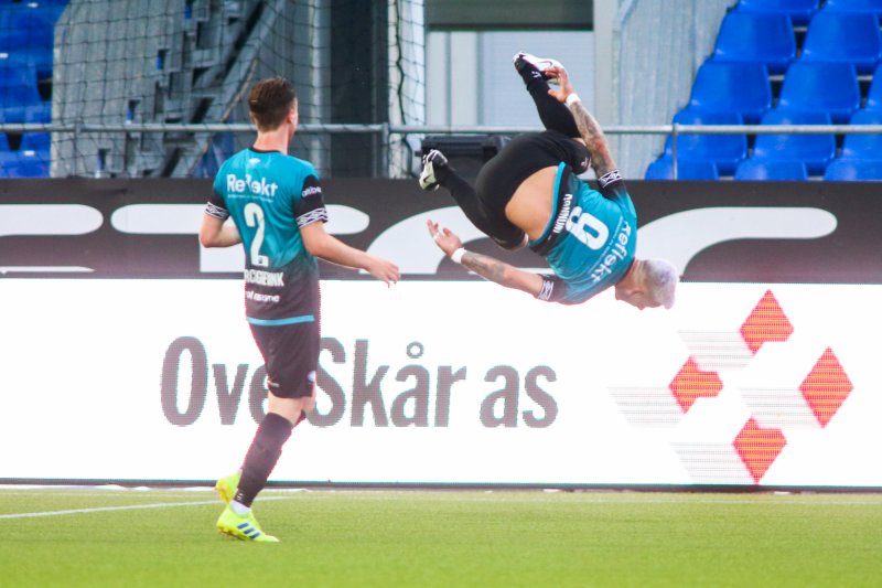 Aron Dønnum jubler etter årets første nettkjenning (Foto: Christoffer Andersen / NTB scanpix)