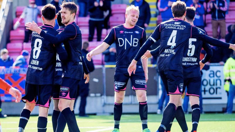 Vålerenga-gutta jubla for tre poeng på Alfheim lørdag kveld (Foto: Digitalsport)