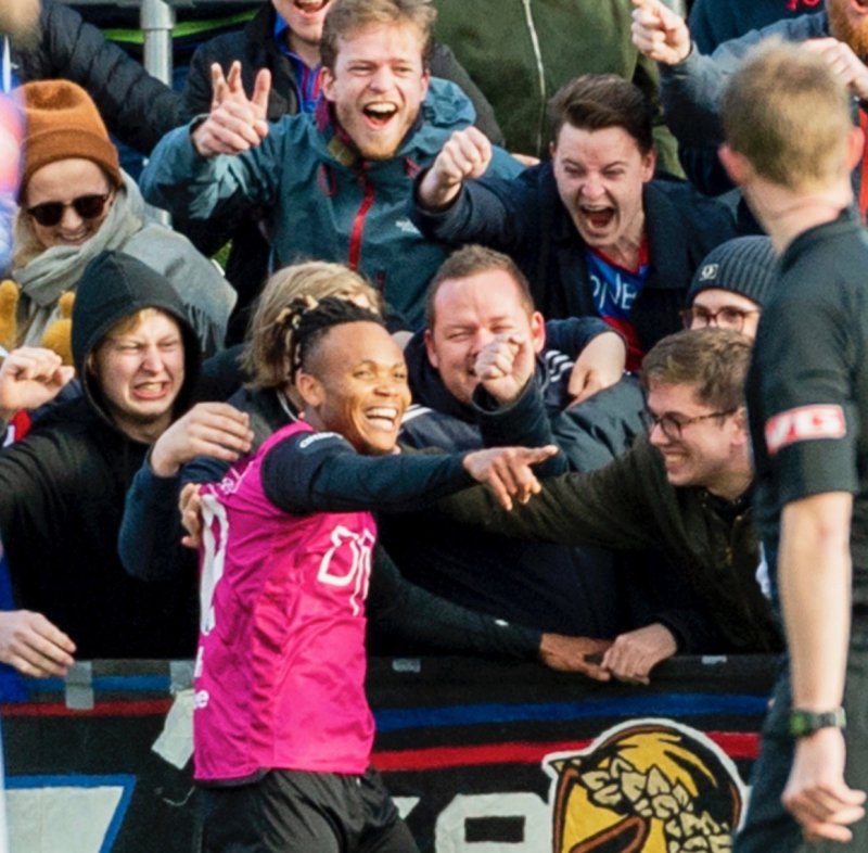 Ejuke feirer med supporterne etter sin andre scoring mot Ranheim på bortebane (Foto: Ned Alley / NTB scanpix)