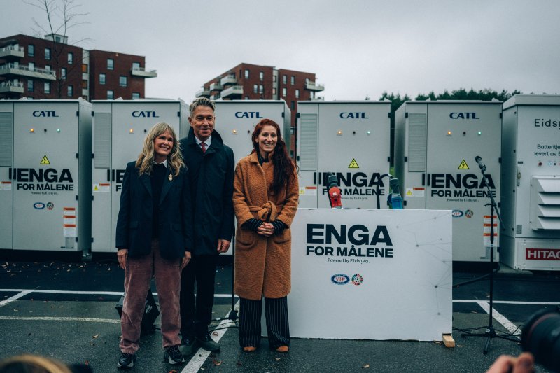 Fra venstre: Ordfører Anne Lindboe, Energiminister Terje Aasland og Fotballpresident Lise Klaveness foran batteriene på Intility Arena (Foto: Vålerenga)