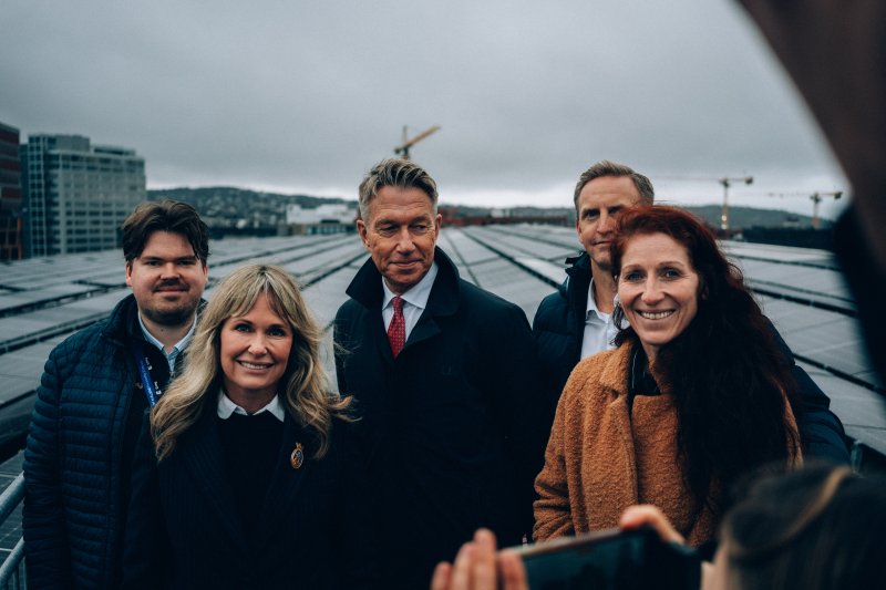 Gjestene fikk se solcelleanlegget på taket av Intility Arena etter åpningsseremonien (Foto: Vålerenga)