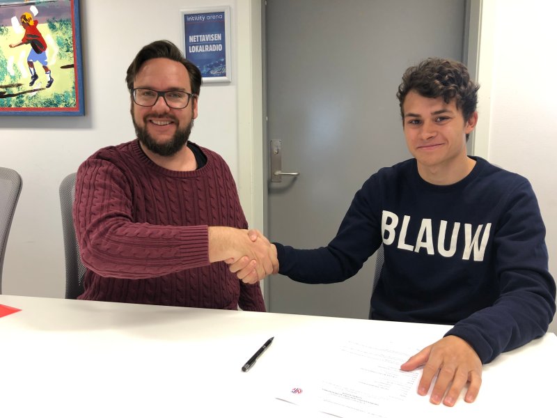 Utviklingssjef Thomas Hasselgren og Sander Werni under signeringsmøtet på Intility Arena (Foto: VIF Media)