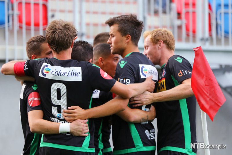 Sandefjord-spillerne jubler for 1-0 på Intility Arena (Foto: Ørn E. Borgen / NTB scanpix)