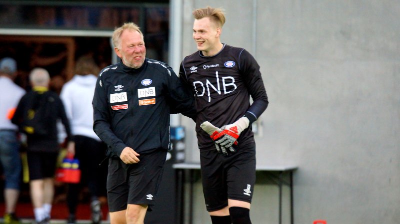 Kristoffer Klaesson og keepertrener Gjermund Østby smiler etter 6-0-seieren over Bodø/Glimt i 2019.