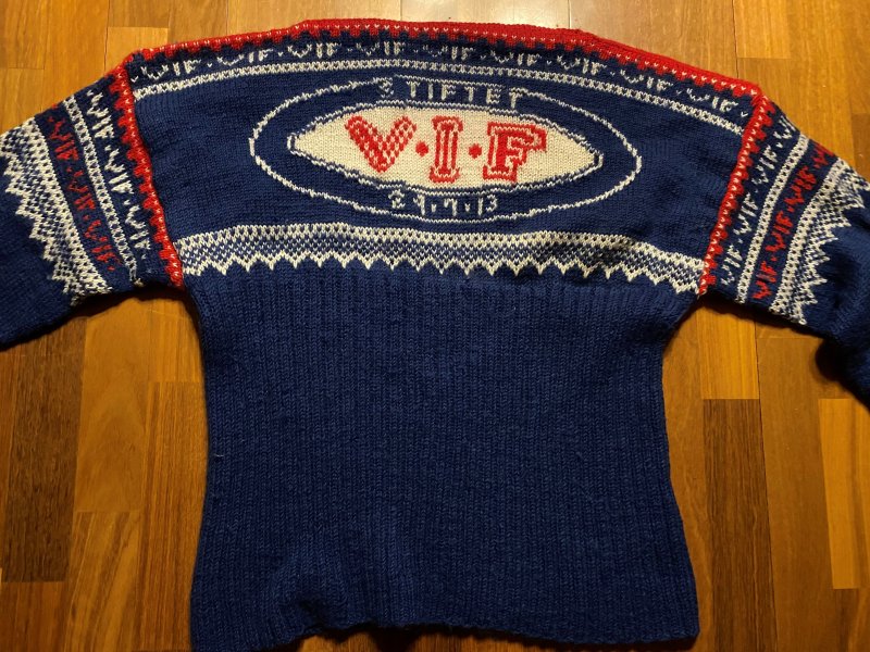 JURYEN: Madelen har strikket en genser som varmer! Vålerengas logo og farger kommer godt frem, i et design som fiffig kombinerer VIF og tradisjonelle mønstre.