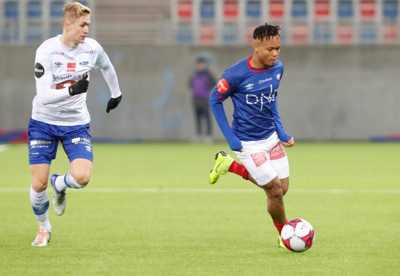 Chidera Ejuke var et konstant uromoment på kanten i lørdagens eliteserieoppgjør på Intility Arena (Foto: Terje Bendiksby / NTB scanpix)