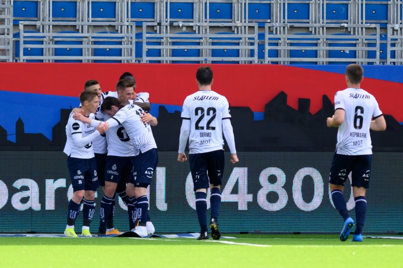 Kristiansund jubler for kampens andre scoring (Foto: Morten Mitchell Larød / SPORTFOTO)