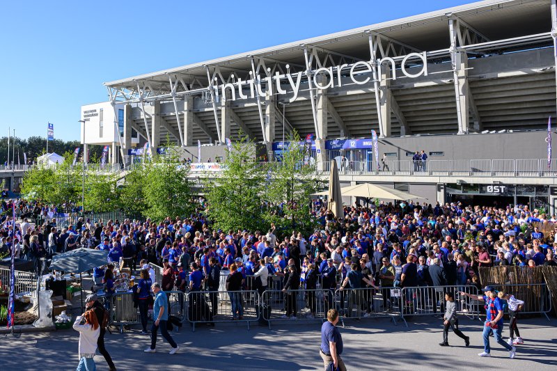 Slik så det ut i Fanzone og på ØST før kampstart (Foto: Morten Mitchell Larød / SPORTFOTO)