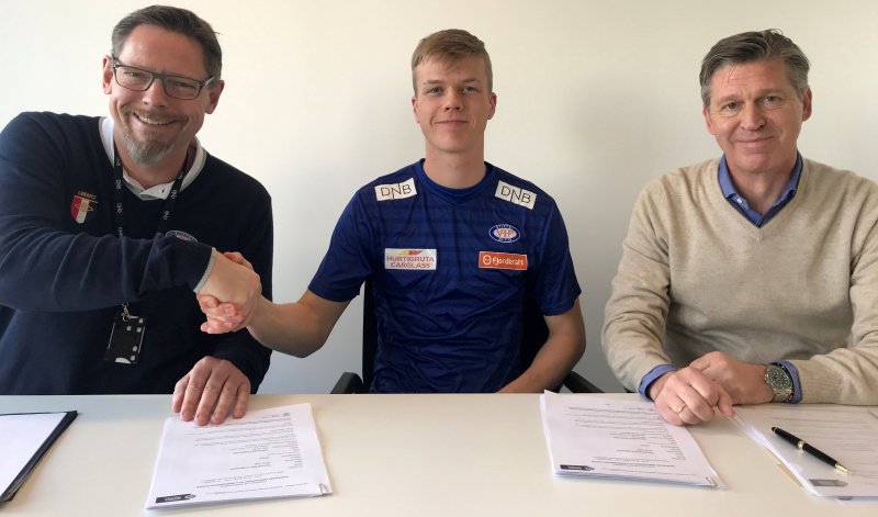 Daglig leder i Vålerenga Fotball Elite er fornøyd med å ha fått på plass signaturen til Samúel Kári Fridjónsson. Her sammen med midtbanespillerens agent, Ólafur Garðarsson
