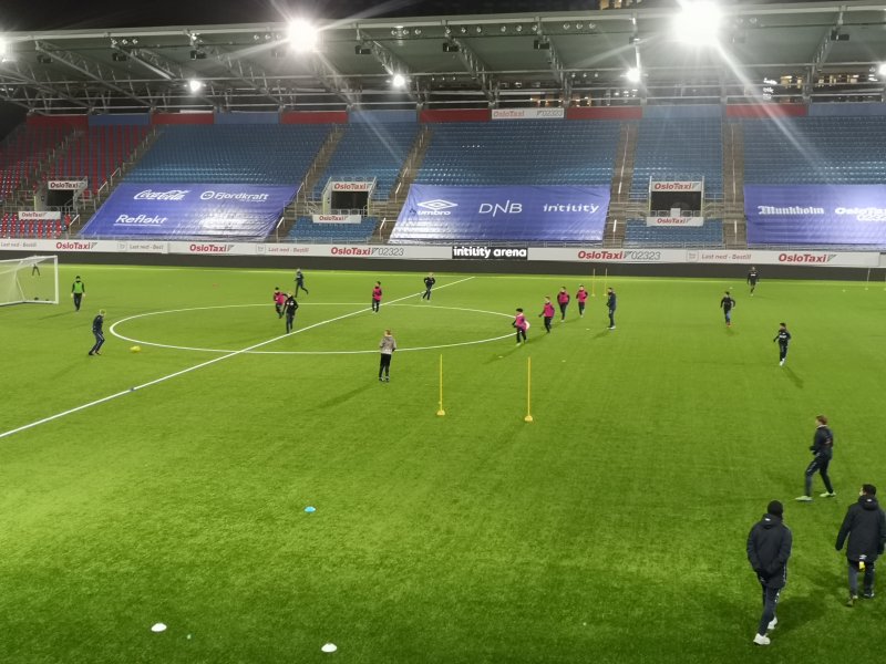 Vålerengas U16-lag i aksjon med landslagstreneren som veileder (Foto: Torstein Schutte)