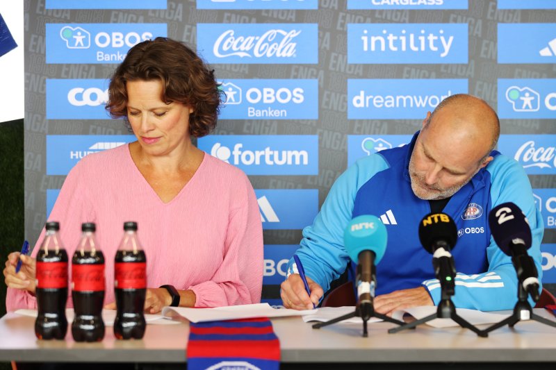 Geir Bakke signerer kontraktet som gjør han til hovedtrener i Vålerenga de neste 4,5 årene. Styreleder Tuva Ørbeck Sørheim (t.v). Foto: Geir Olsen / NTB